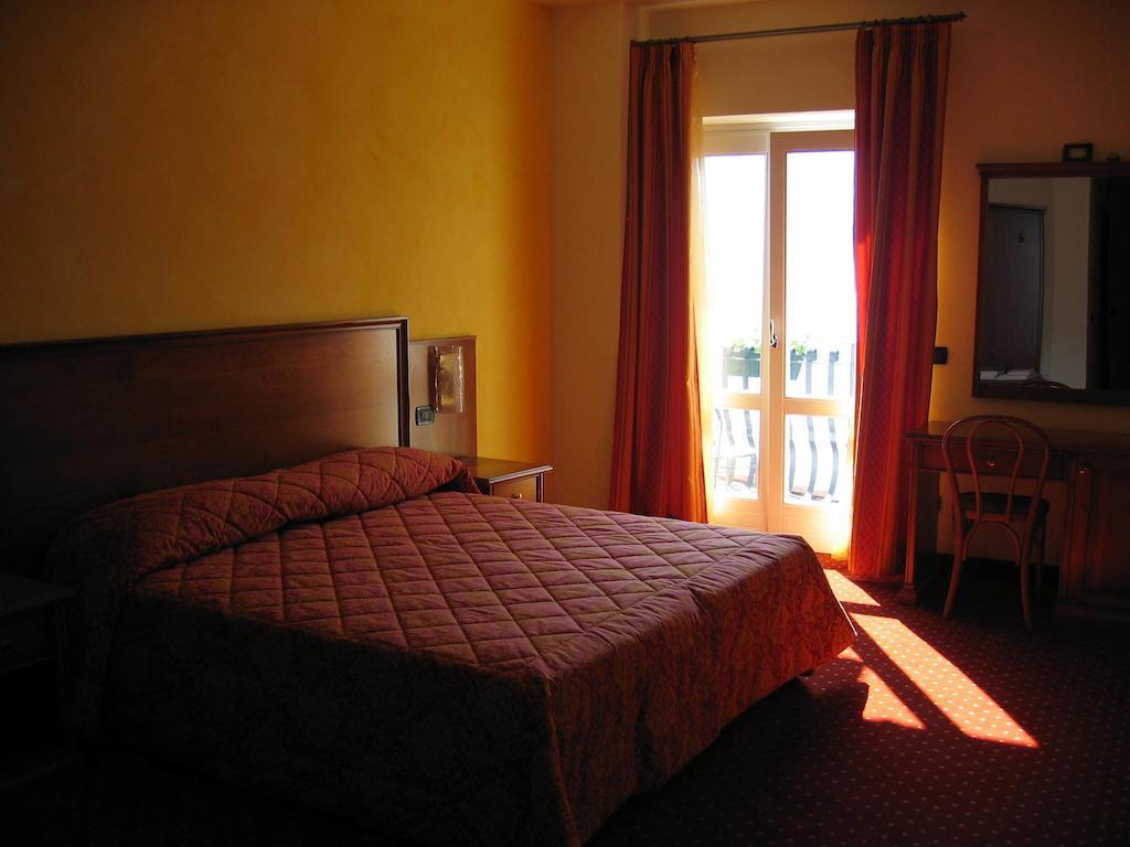 Albergo Ristorante Montebaldo Limone sul Garda Oda fotoğraf